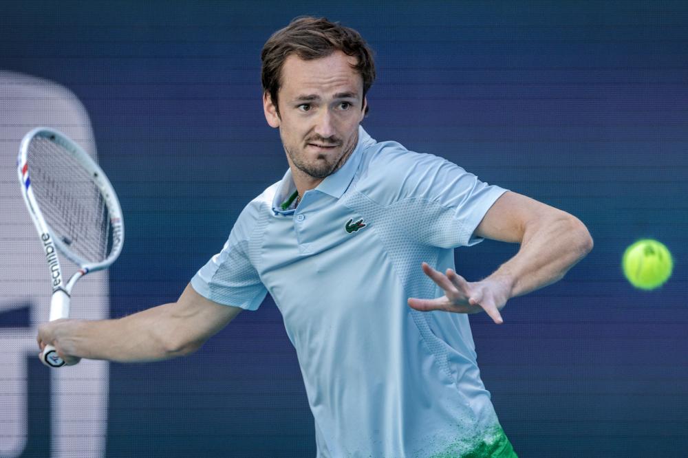 足球报：张外龙这几年一直关注铜梁龙，冲超后他独坐良久